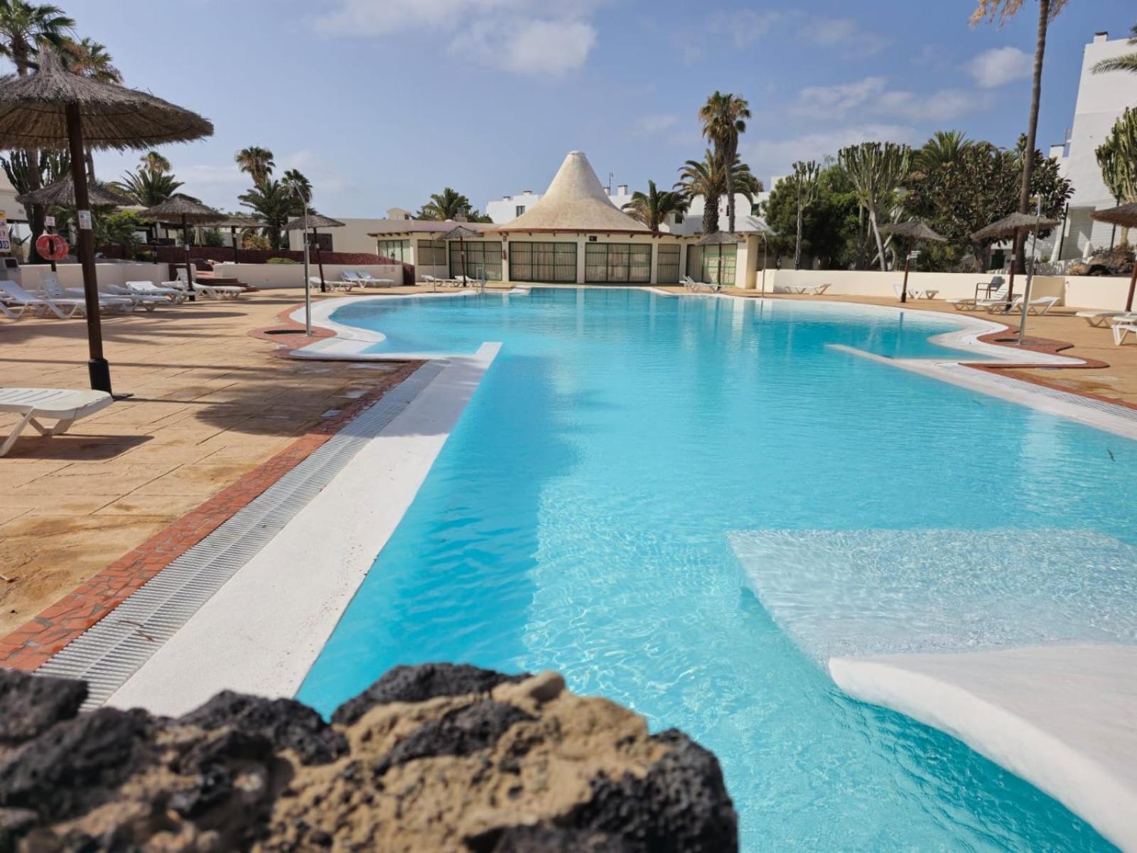 Bungalow Goa Pool View, Playa Roca Residence Sea Front Access - Free Ac - Wifi Costa Teguise Exterior photo
